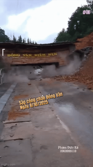 Mưa lớn gây sạt lở, sập công trình cổng chào xã Đồng Văn: Khoảnh khắc đau lòng- Ảnh 1. Mưa lớn gây sạt lở, sập công trình cổng chào xã Đồng Văn: Khoảnh khắc đau lòng- Ảnh 1.