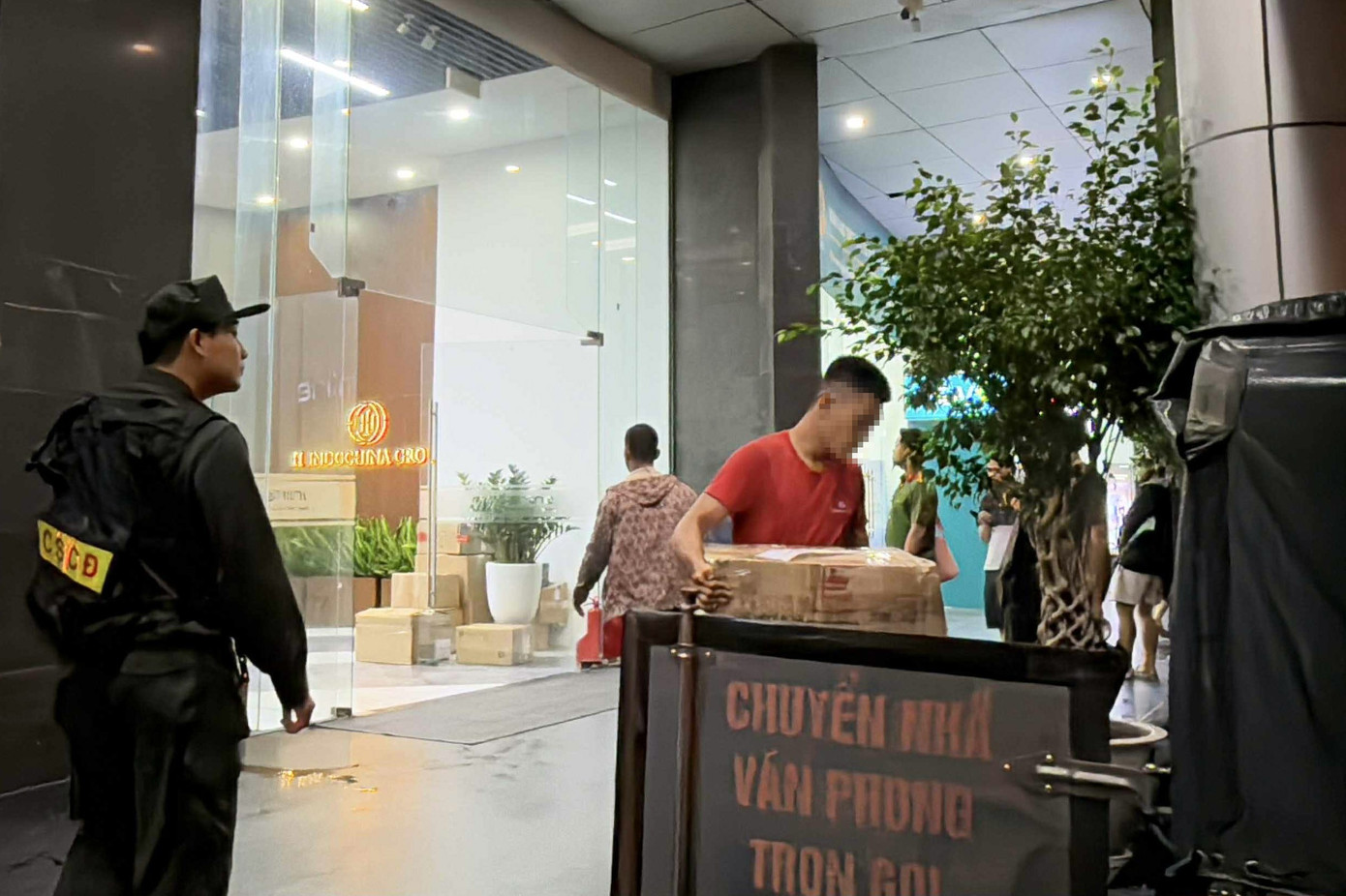 Cảnh sát vận chuyển nhiều thùng niêm phong ra khỏi tòa nhà có trụ sở công ty Shark Bình- Ảnh 2.