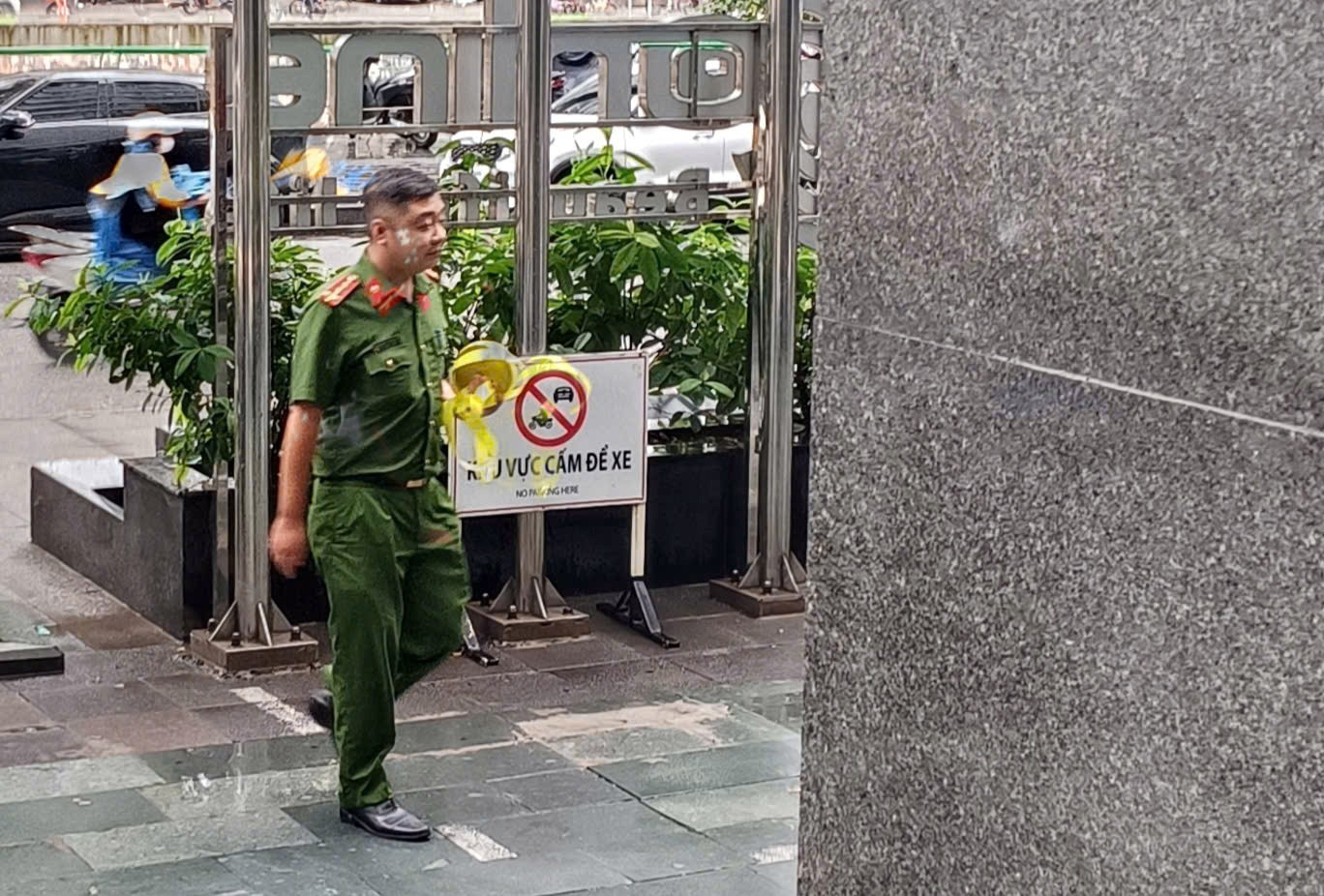 Cảnh sát vận chuyển nhiều thùng niêm phong ra khỏi tòa nhà có trụ sở công ty Shark Bình- Ảnh 3.
