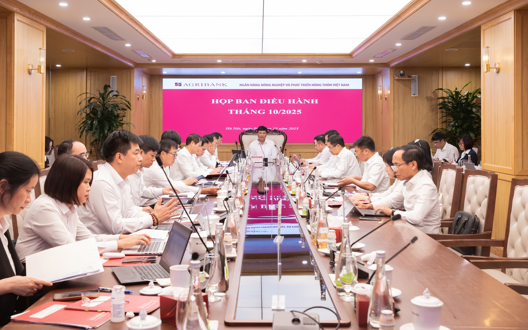 Ngân hàng Big4 đầu tiên hé hộ kết quả kinh doanh 9 tháng: Được gần 18 triệu khách hàng gửi hơn 1,7 triệu tỷ đồng, tỷ lệ nợ xấu nội bảng giảm xuống còn 1,19%- Ảnh 1.