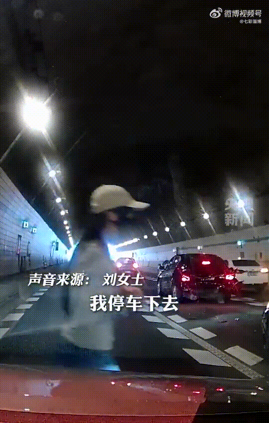 Cậu bé quỳ bên ô tô, xin người đi đường giúp đỡ, netizen biết chuyện đều khen: Em được nuôi dạy tốt quá- Ảnh 2. Cậu bé quỳ bên ô tô, xin người đi đường giúp đỡ, netizen biết chuyện đều khen: Em được nuôi dạy tốt quá- Ảnh 2.