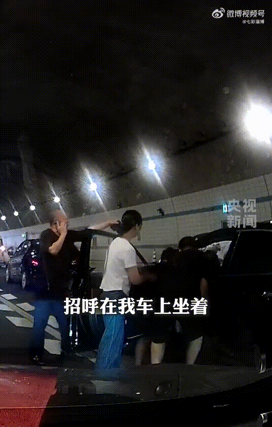 Cậu bé quỳ bên ô tô, xin người đi đường giúp đỡ, netizen biết chuyện đều khen: Em được nuôi dạy tốt quá- Ảnh 3. Cậu bé quỳ bên ô tô, xin người đi đường giúp đỡ, netizen biết chuyện đều khen: Em được nuôi dạy tốt quá- Ảnh 3.