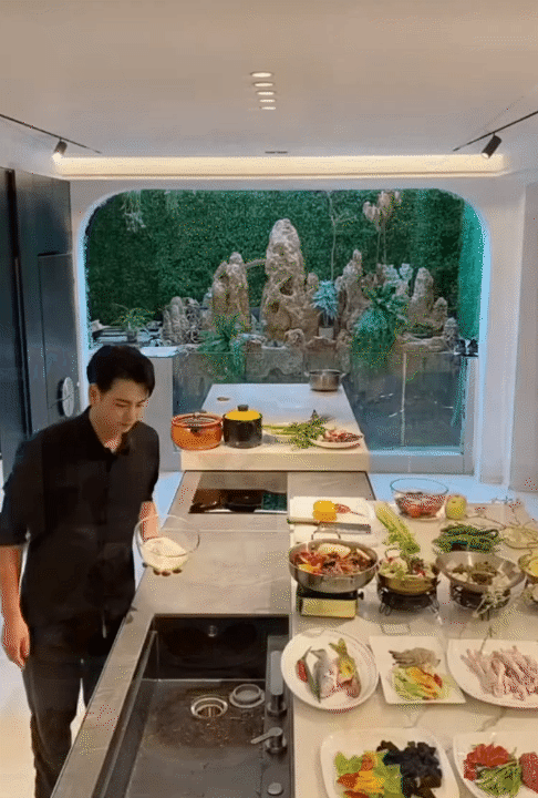 Hội chị em phát sốt trước căn bếp trong mơ của gia chủ như tổng tài - biệt phủ nghìn m² chỉ là nền!- Ảnh 2. Hội chị em phát sốt trước căn bếp trong mơ của gia chủ như tổng tài - biệt phủ nghìn m² chỉ là nền!- Ảnh 2.