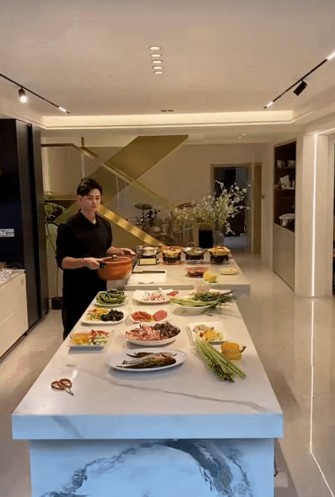 Hội chị em phát sốt trước căn bếp trong mơ của gia chủ như tổng tài - biệt phủ nghìn m² chỉ là nền!- Ảnh 1. Hội chị em phát sốt trước căn bếp trong mơ của gia chủ như tổng tài - biệt phủ nghìn m² chỉ là nền!- Ảnh 1.