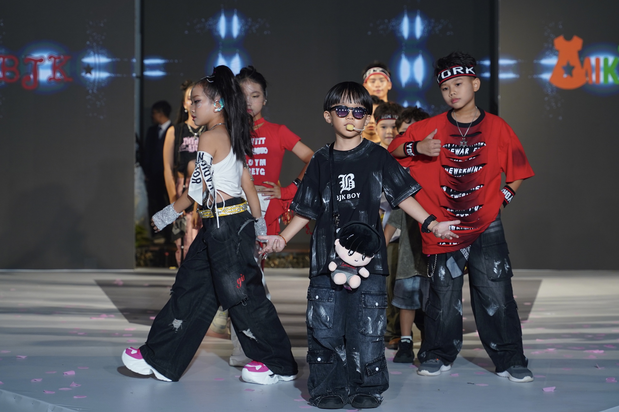 Rapper 8 tuổi “Em bé chất” làm vedette, khuấy động sàn diễn thời trang nhí- Ảnh 1.