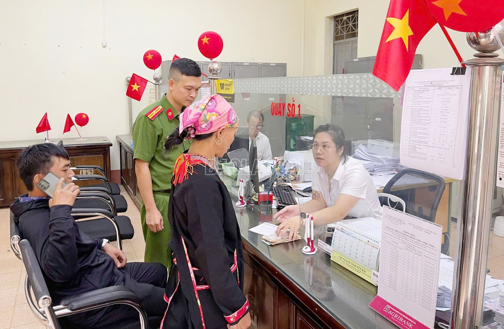 Sau tin nhắn này trên Zalo, người đàn ông SN 1981 mang 14 triệu đồng đến Agribank chuyển khoản: Công an lập tức yêu cầu ngừng giao dịch- Ảnh 1.