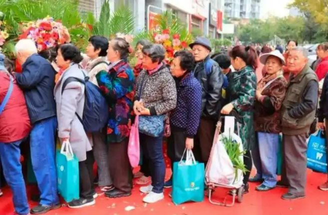 Cụ bà U70  đi sự kiện nhận quà miễn phí, 1 năm sau được thông báo nợ 5 gói bảo hiểm, tổng 500 triệu đồng: "Nhân viên nói không phải khoản vay, chỉ cần tôi ký giúp"- Ảnh 1.