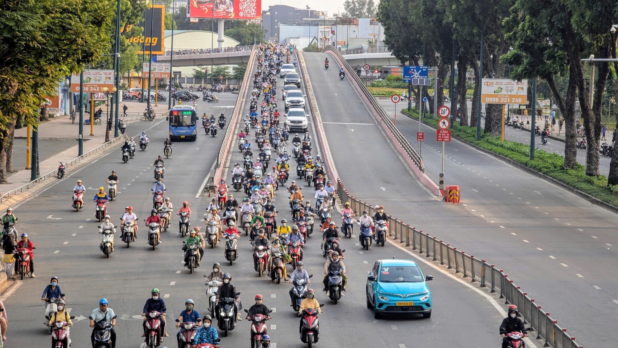 Đề xuất cấm đăng ký mới xe máy xăng: TP.HCM có phương án khác- Ảnh 1.