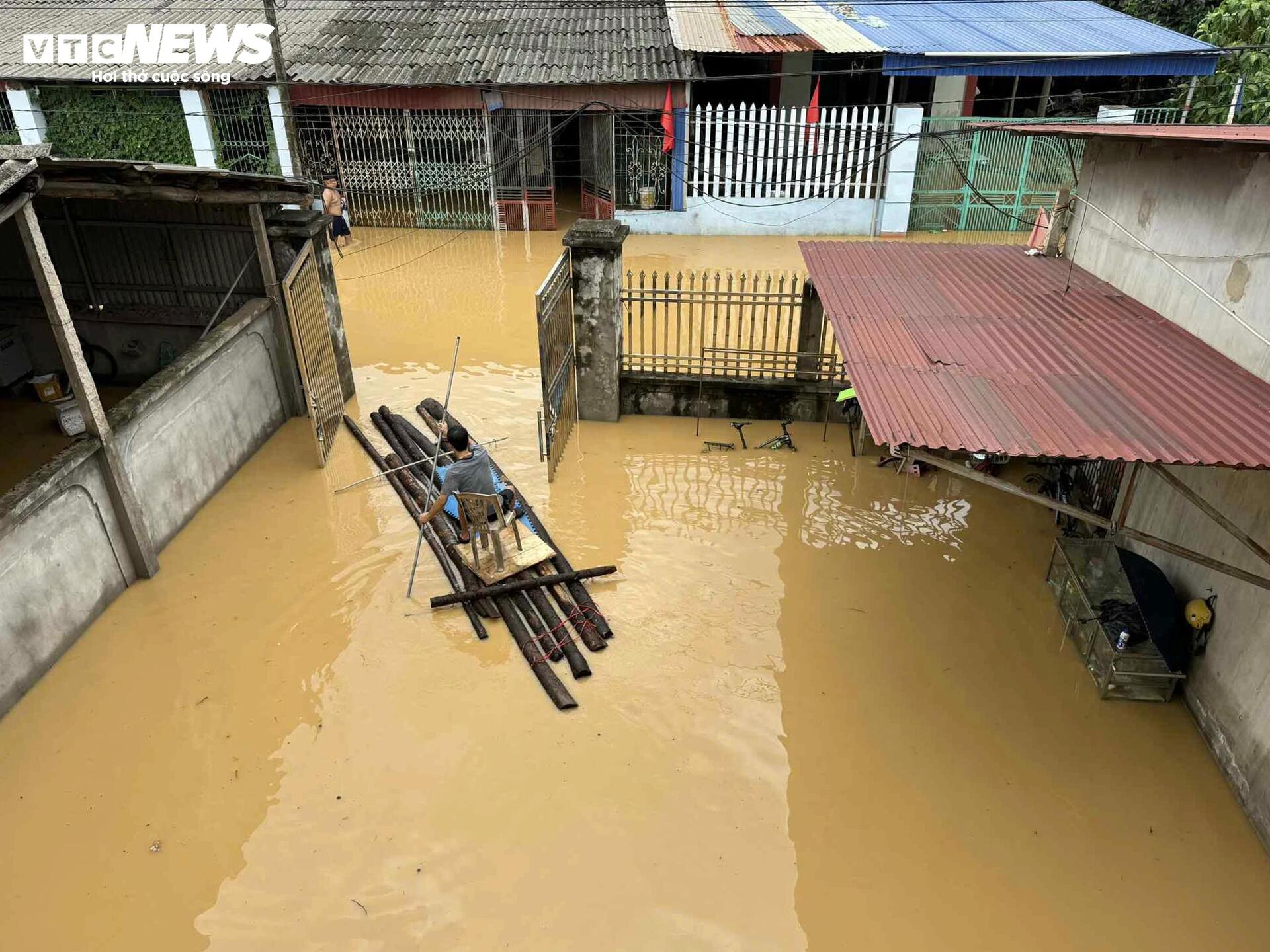 Lũ lịch sử 60 năm ở Thái Nguyên, dân bắc thang lên tầng 2 chạy lụt- Ảnh 12. Lũ lịch sử 60 năm ở Thái Nguyên, dân bắc thang lên tầng 2 chạy lụt- Ảnh 12.
