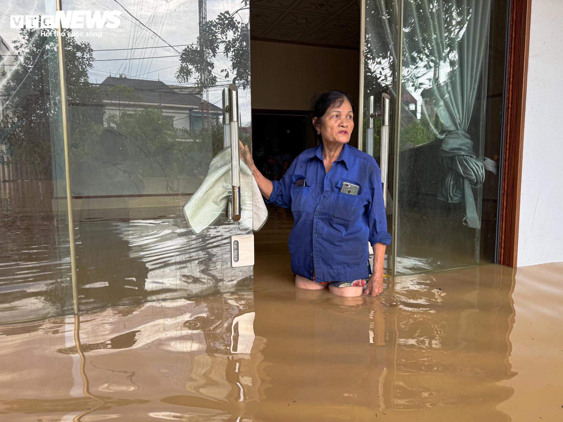 Lũ lịch sử 60 năm ở Thái Nguyên, dân bắc thang lên tầng 2 chạy lụt- Ảnh 2. Lũ lịch sử 60 năm ở Thái Nguyên, dân bắc thang lên tầng 2 chạy lụt- Ảnh 2.