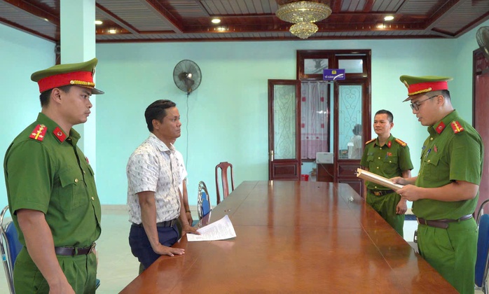 Công an bắt tạm giam 2 cán bộ ở Huế- Ảnh 1.