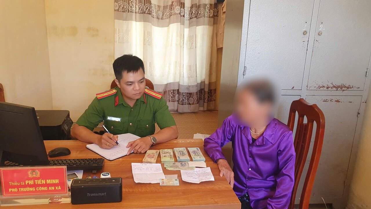 Cụ bà 88 tuổi nhờ người thân chở đến ngân hàng để giao dịch 130 triệu đồng: Công an Hưng Yên xác định tính nghiêm trọng, lập tức vào cuộc- Ảnh 1.