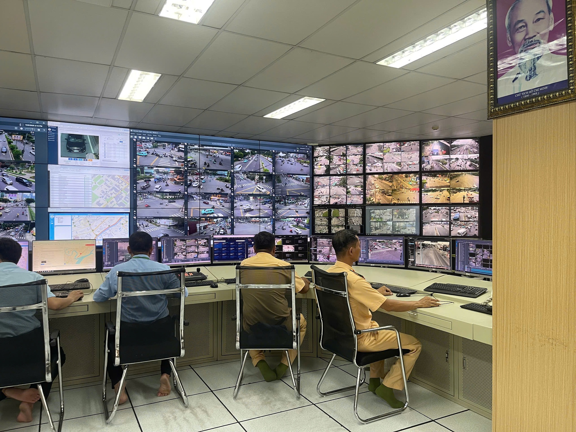 Cận cảnh 31 camera AI ở TP HCM "soi" 3 lỗi vi phạm cùng một lúc- Ảnh 1.