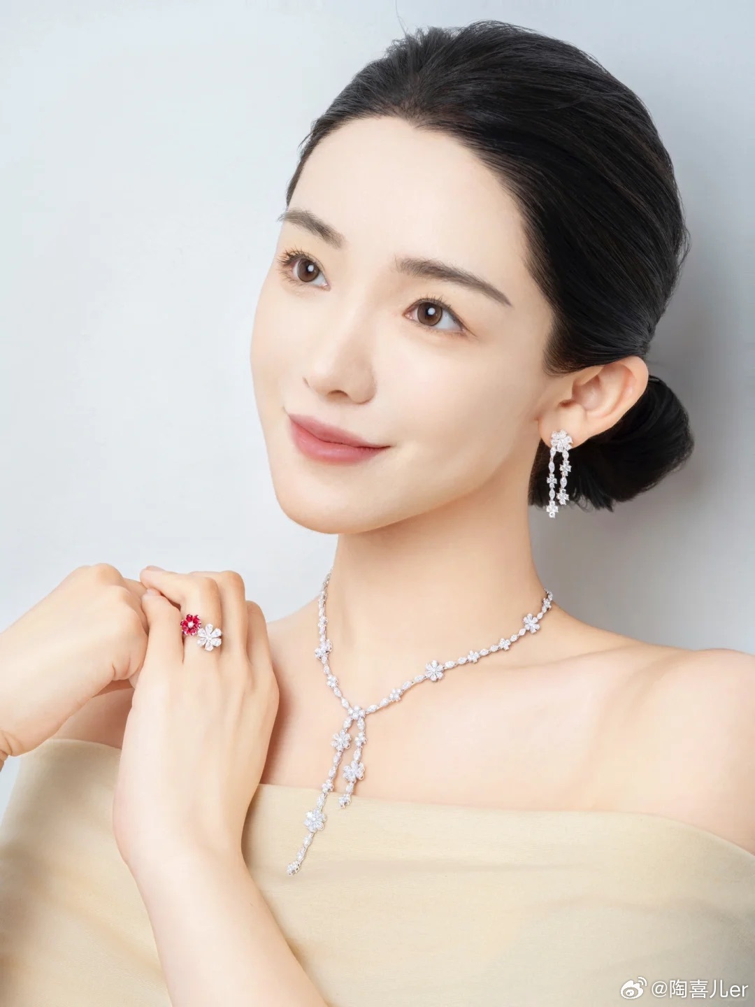 Phú bà ở biệt phủ 1200m2 làm gì lúc rảnh: Mang 5000 con tằm về làm chăn tặng mẹ chồng, chặt tre ngay tại nhà làm giấy tặng chồng, bảo sao được yêu chiều đến thế!- Ảnh 1.