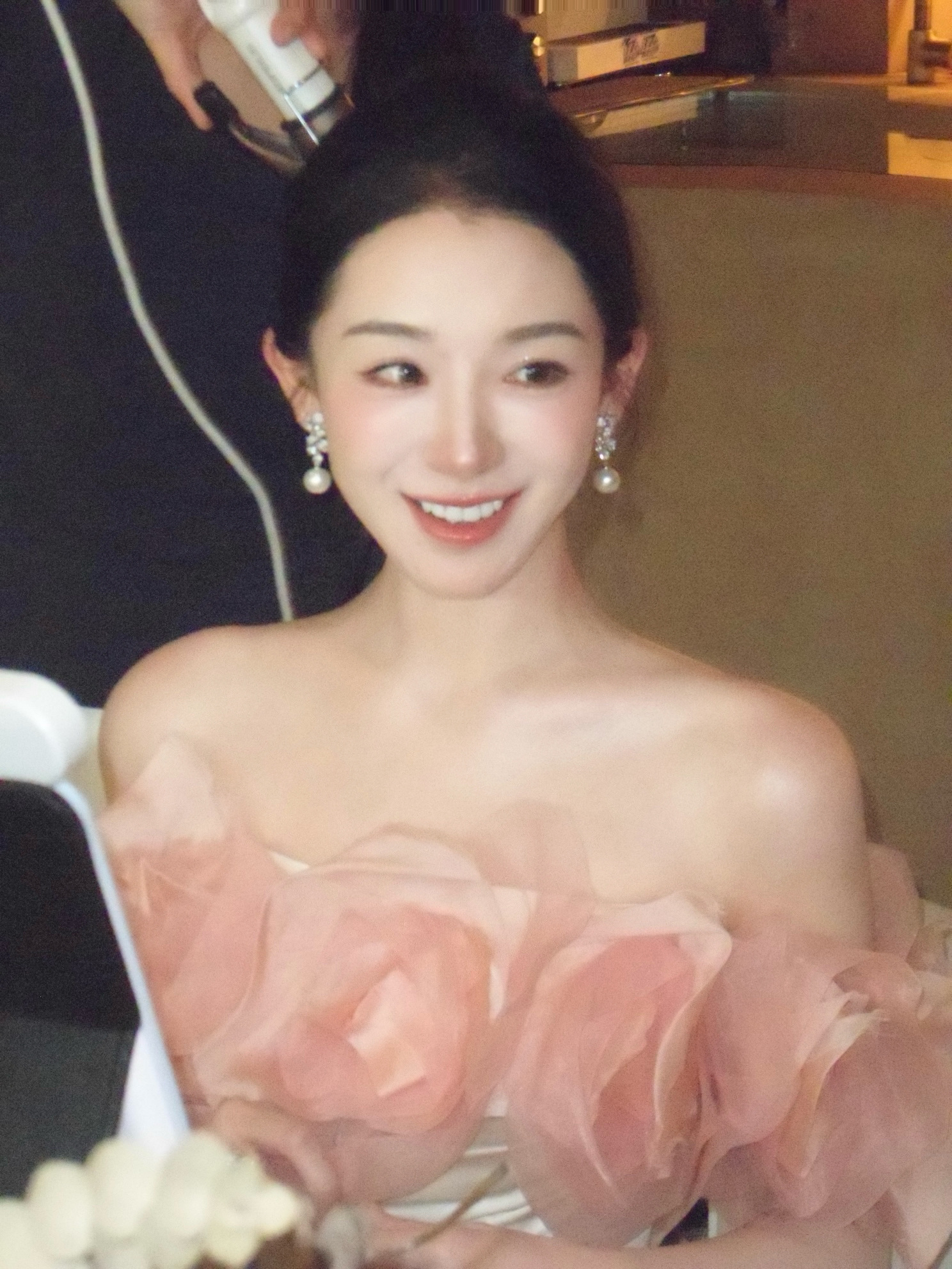 Phú bà ở biệt phủ 1200m2 làm gì lúc rảnh: Mang 5000 con tằm về làm chăn tặng mẹ chồng, chặt tre ngay tại nhà làm giấy tặng chồng, bảo sao được yêu chiều đến thế!- Ảnh 2.