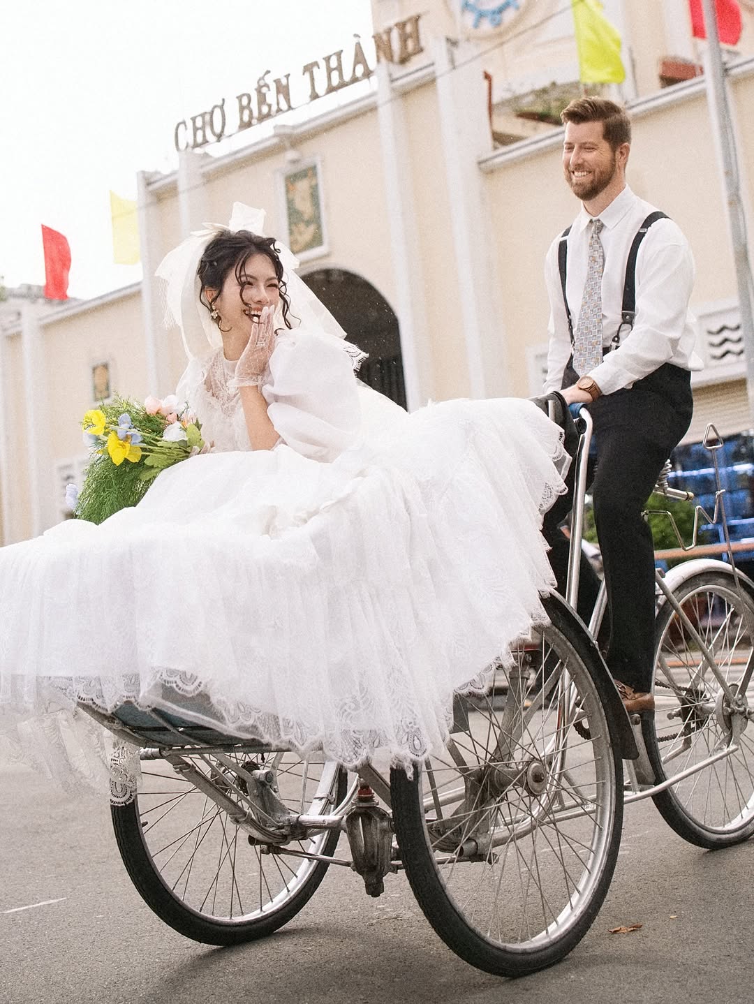 Vợ Việt "lỡ miệng" nói thích hoàng hôn, chồng Tây lái máy bay riêng chở đi ngắm rồi vòng về ăn phở- Ảnh 5. Vợ Việt "lỡ miệng" nói thích hoàng hôn, chồng Tây lái máy bay riêng chở đi ngắm rồi vòng về ăn phở- Ảnh 5.