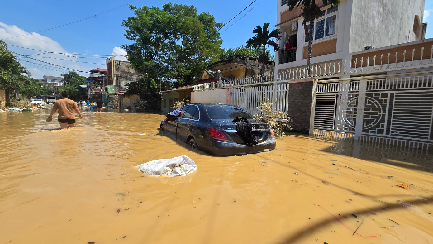 Ô tô nằm la liệt giữa bùn lũ ở Thái Nguyên- Ảnh 11. Ô tô nằm la liệt giữa bùn lũ ở Thái Nguyên- Ảnh 11.