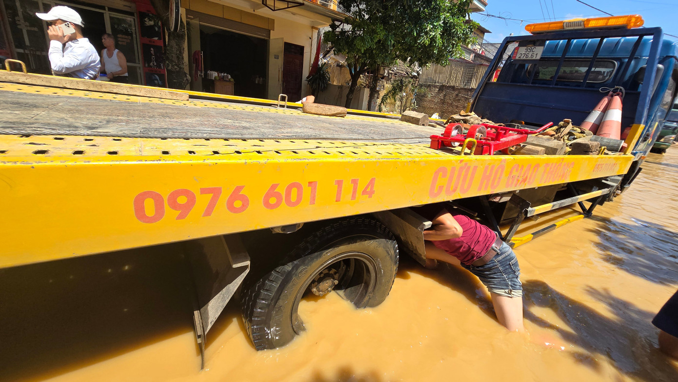 Ô tô nằm la liệt giữa bùn lũ ở Thái Nguyên- Ảnh 15. Ô tô nằm la liệt giữa bùn lũ ở Thái Nguyên- Ảnh 15.