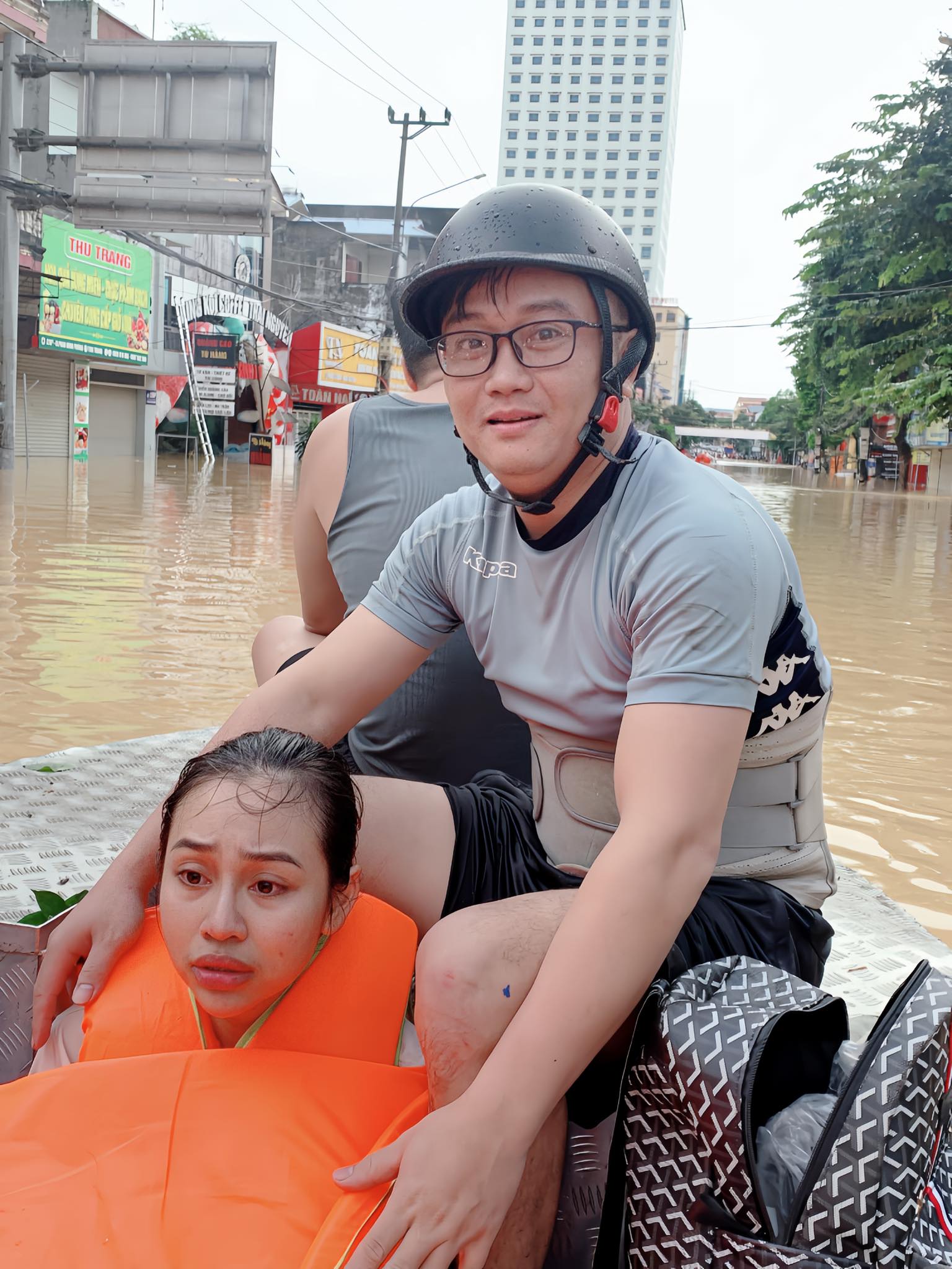 "Người hùng thầm lặng" giữa dòng nước lũ: Ông bố 6 con vượt hàng trăm cây số từ Hà Nội về Thái Nguyên để hỗ trợ người dân vùng lũ- Ảnh 2. "Người hùng thầm lặng" giữa dòng nước lũ: Ông bố 6 con vượt hàng trăm cây số từ Hà Nội về Thái Nguyên để hỗ trợ người dân vùng lũ- Ảnh 2.