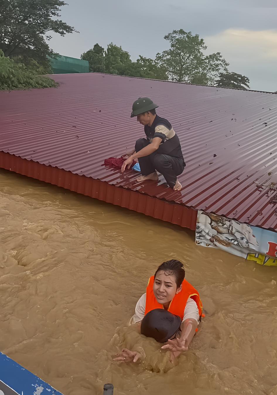 "Người hùng thầm lặng" giữa dòng nước lũ: Ông bố 6 con vượt hàng trăm cây số từ Hà Nội về Thái Nguyên để hỗ trợ người dân vùng lũ- Ảnh 8. "Người hùng thầm lặng" giữa dòng nước lũ: Ông bố 6 con vượt hàng trăm cây số từ Hà Nội về Thái Nguyên để hỗ trợ người dân vùng lũ- Ảnh 8.