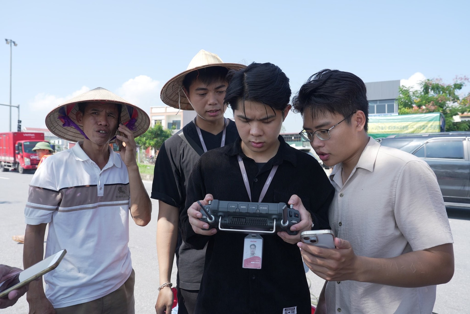 Máy bay không người lái phá thế cô lập, tiếp tế 5 tấn hàng hóa, cứu trợ vùng lũ dữ Thái Nguyên- Ảnh 2.