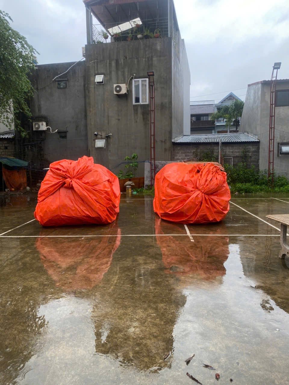 2 chiếc ô tô bị nước lũ cuốn trôi ở Thái Nguyên sáng 9/10: Chủ xe tiết lộ tình trạng hiện tại của "xế cưng"- Ảnh 1. 2 chiếc ô tô bị nước lũ cuốn trôi ở Thái Nguyên sáng 9/10: Chủ xe tiết lộ tình trạng hiện tại của "xế cưng"- Ảnh 1.