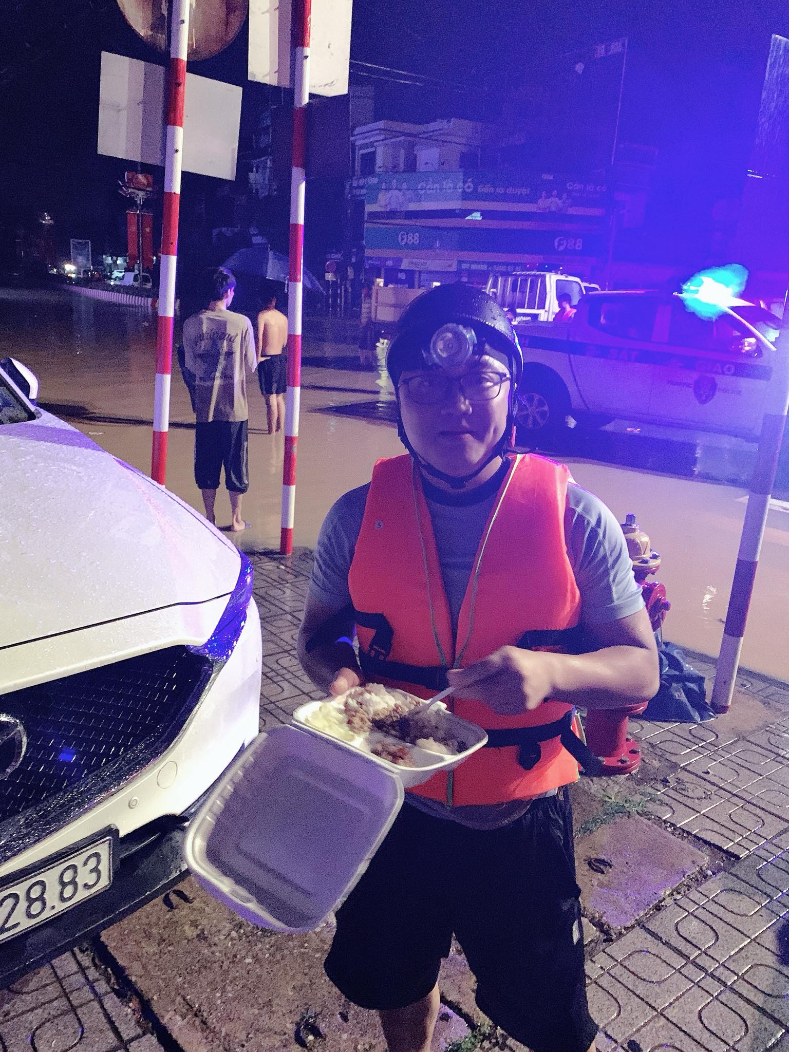 "Người hùng thầm lặng" giữa dòng nước lũ: Ông bố 6 con vượt hàng trăm cây số từ Hà Nội về Thái Nguyên để hỗ trợ người dân vùng lũ- Ảnh 3. "Người hùng thầm lặng" giữa dòng nước lũ: Ông bố 6 con vượt hàng trăm cây số từ Hà Nội về Thái Nguyên để hỗ trợ người dân vùng lũ- Ảnh 3.