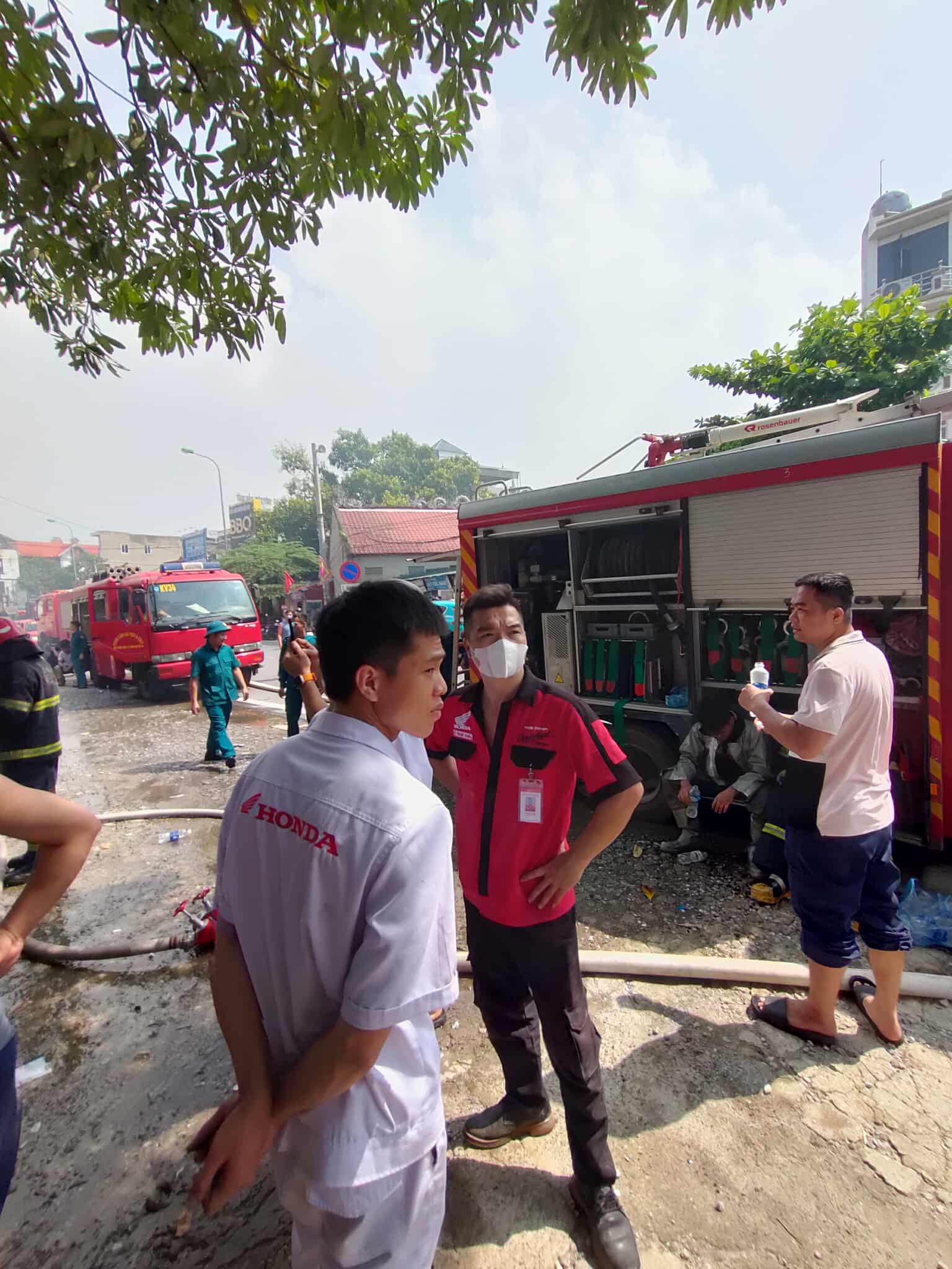Hà Nội: Cháy lớn tại 1 siêu thị điện máy FPT- Ảnh 1. Hà Nội: Cháy lớn tại 1 siêu thị điện máy FPT- Ảnh 1.