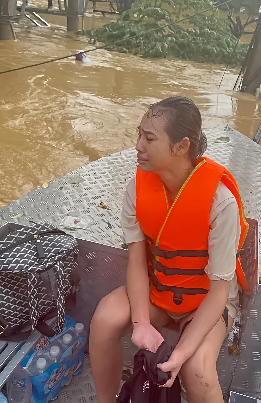 "Người hùng thầm lặng" giữa dòng nước lũ: Ông bố 6 con vượt hàng trăm cây số từ Hà Nội về Thái Nguyên để hỗ trợ người dân vùng lũ- Ảnh 6. "Người hùng thầm lặng" giữa dòng nước lũ: Ông bố 6 con vượt hàng trăm cây số từ Hà Nội về Thái Nguyên để hỗ trợ người dân vùng lũ- Ảnh 6.