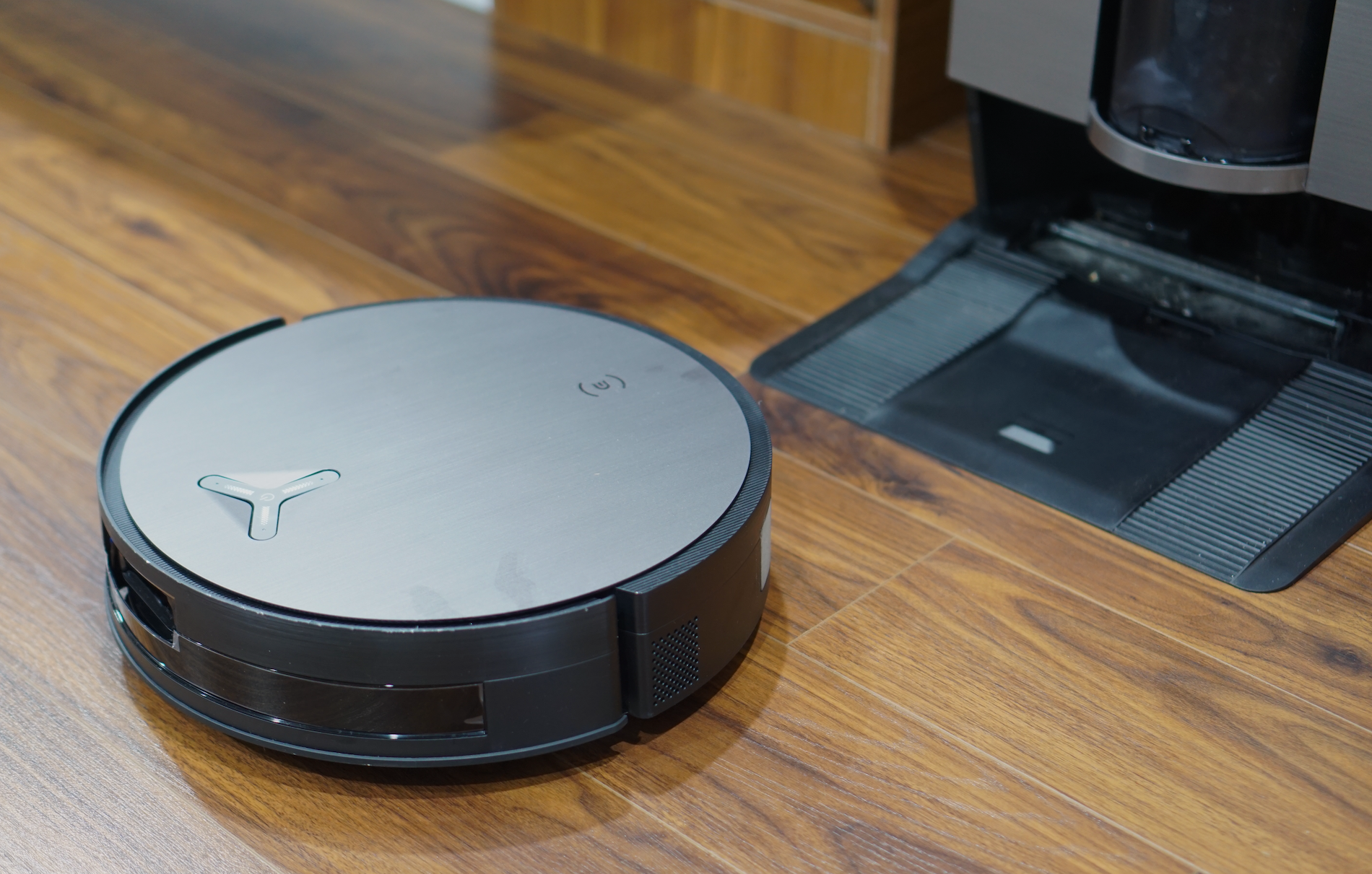 Trải nghiệm Ecovacs Deebot X11 Omni Cyclone: Khi robot hút bụi không chỉ dọn mà còn 'hiểu' căn nhà- Ảnh 11. Trải nghiệm Ecovacs Deebot X11 Omni Cyclone: Khi robot hút bụi không chỉ dọn mà còn 'hiểu' căn nhà- Ảnh 11.
