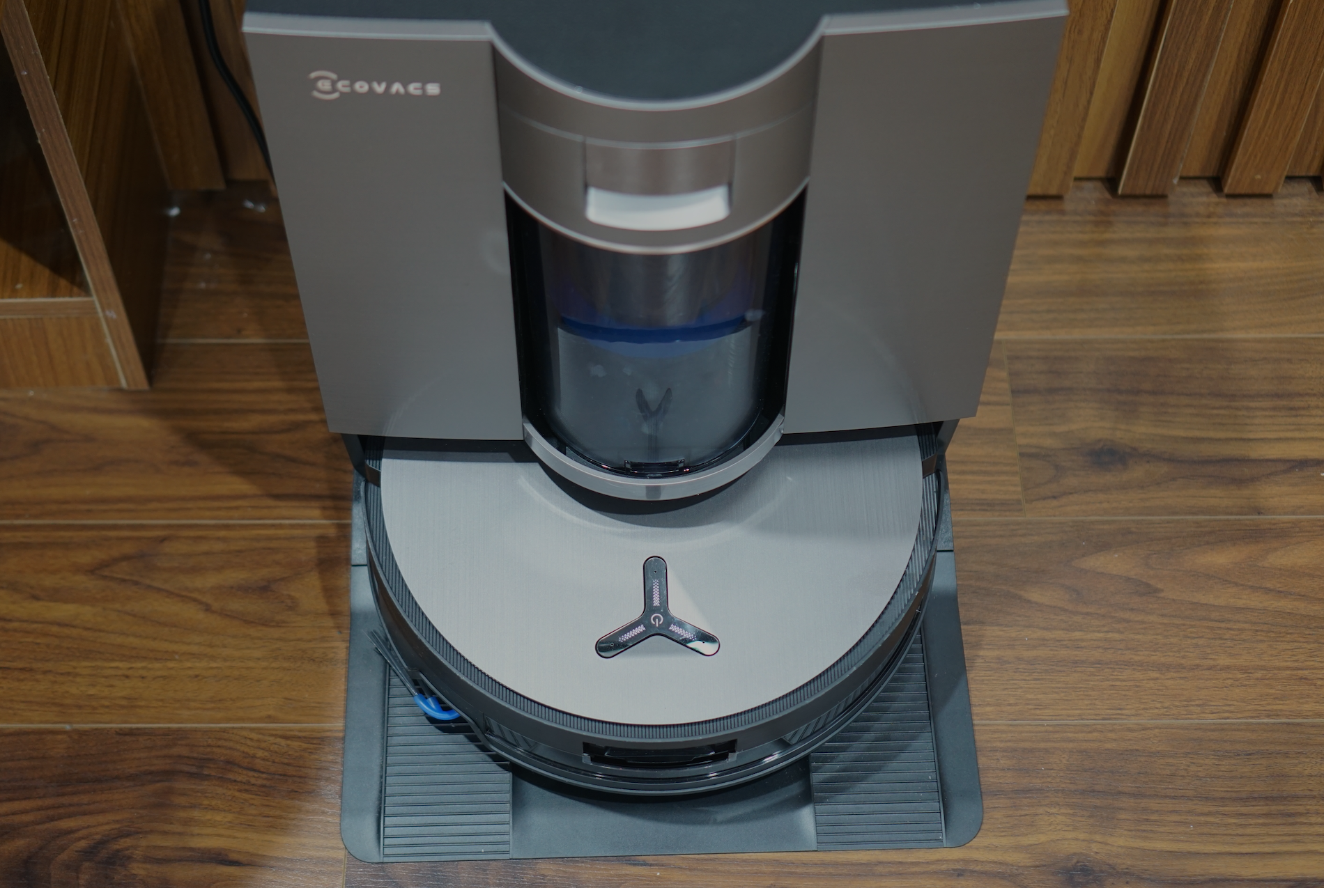 Trải nghiệm Ecovacs Deebot X11 Omni Cyclone: Khi robot hút bụi không chỉ dọn mà còn 'hiểu' căn nhà- Ảnh 1. Trải nghiệm Ecovacs Deebot X11 Omni Cyclone: Khi robot hút bụi không chỉ dọn mà còn 'hiểu' căn nhà- Ảnh 1.