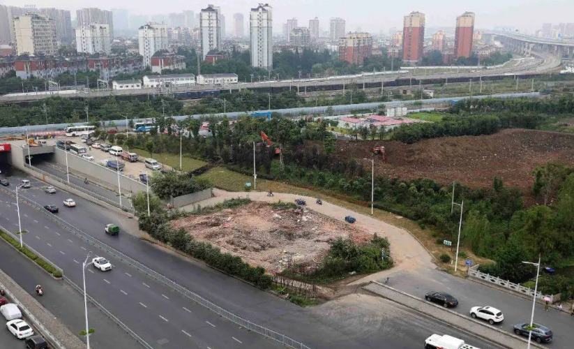Chủ ngôi nhà 750m² không chịu di dời dù được chủ đầu tư bồi thường hơn 5,6 tỷ đồng, 7 năm sau tuyên bố: “Nhà tôi phải 40 tỷ mới xứng đáng”- Ảnh 2. Chủ ngôi nhà 750m² không chịu di dời dù được chủ đầu tư bồi thường hơn 5,6 tỷ đồng, 7 năm sau tuyên bố: “Nhà tôi phải 40 tỷ mới xứng đáng”- Ảnh 2.