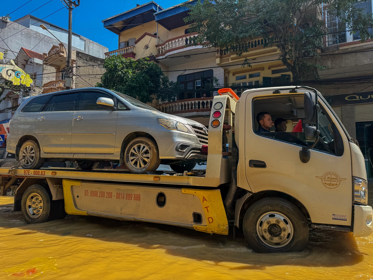 Ảnh, clip: Xế hộp ngập bùn, móp lõm nằm la liệt trên phố Thái Nguyên sau lũ- Ảnh 16. Ảnh, clip: Xế hộp ngập bùn, móp lõm nằm la liệt trên phố Thái Nguyên sau lũ- Ảnh 16.