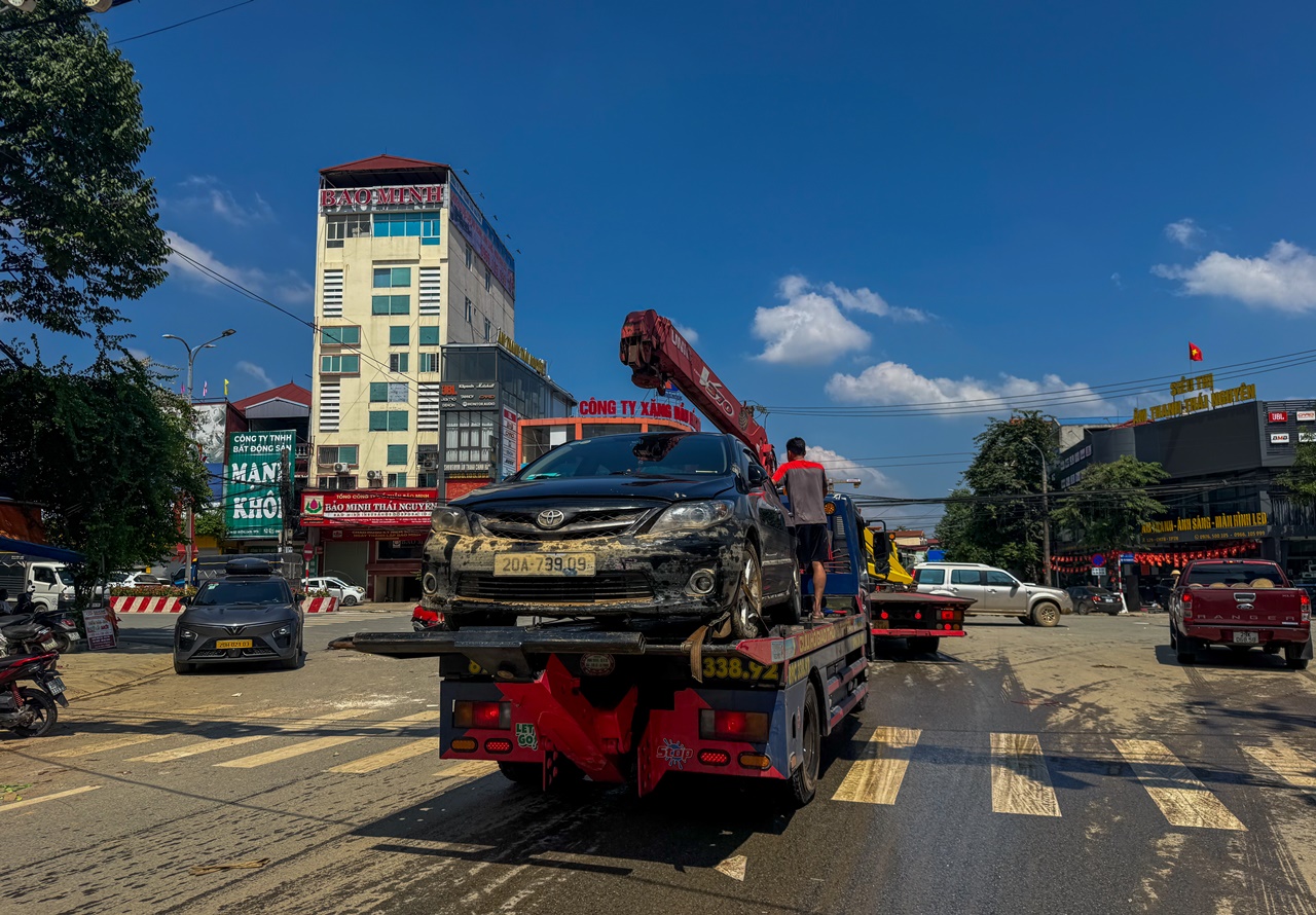 Ảnh, clip: Xế hộp ngập bùn, móp lõm nằm la liệt trên phố Thái Nguyên sau lũ- Ảnh 14. Ảnh, clip: Xế hộp ngập bùn, móp lõm nằm la liệt trên phố Thái Nguyên sau lũ- Ảnh 14.