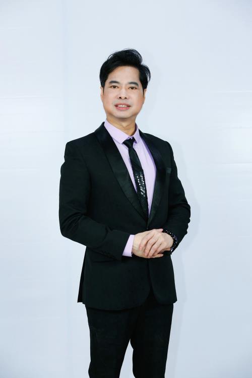 "Ông hoàng nhạc sến" Vbiz: Bỏ 1 triệu đô mua bảo hiểm trinh tiết, đúc tượng chính mình từ 1.000 cây vàng- Ảnh 4. "Ông hoàng nhạc sến" Vbiz: Bỏ 1 triệu đô mua bảo hiểm trinh tiết, đúc tượng chính mình từ 1.000 cây vàng- Ảnh 4.