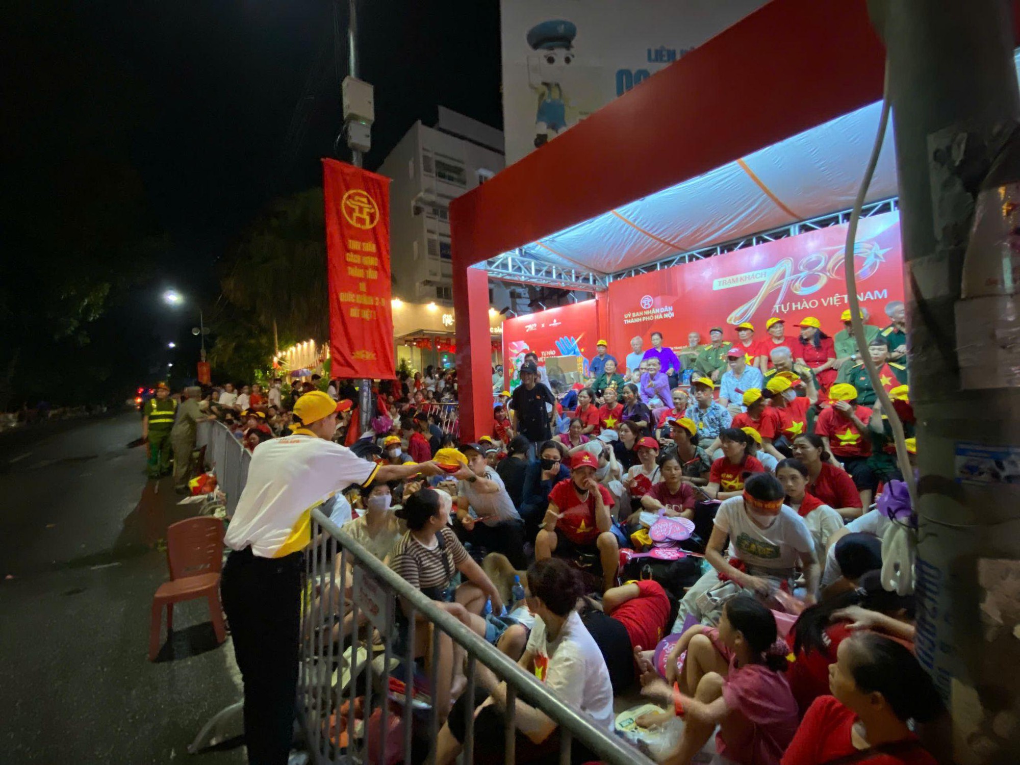 Dược Hậu Giang tiếp sức tại các trạm khách “A80 tự hào Việt Nam”- Ảnh 2.