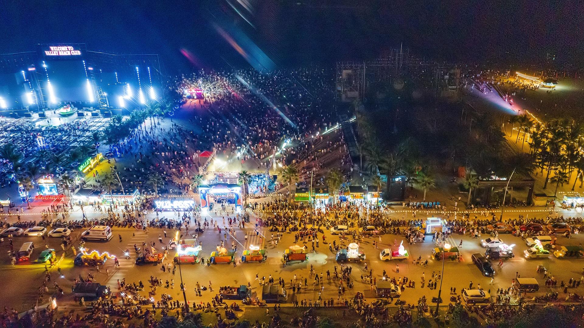 Chạm “mạch” kinh tế đêm Bãi Cháy, Sun Centro Town được săn đón- Ảnh 2. Chạm “mạch” kinh tế đêm Bãi Cháy, Sun Centro Town được săn đón- Ảnh 2.