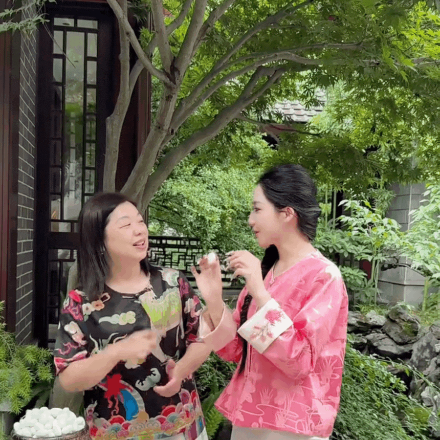 Phú bà ở biệt phủ 1200m2 làm gì lúc rảnh: Mang 5000 con tằm về làm chăn tặng mẹ chồng, chặt tre ngay tại nhà làm giấy tặng chồng, bảo sao được yêu chiều đến thế!- Ảnh 5.