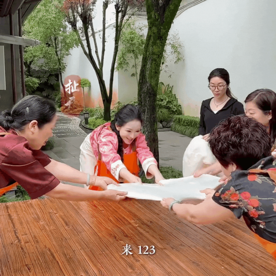 Phú bà ở biệt phủ 1200m2 làm gì lúc rảnh: Mang 5000 con tằm về làm chăn tặng mẹ chồng, chặt tre ngay tại nhà làm giấy tặng chồng, bảo sao được yêu chiều đến thế!- Ảnh 14.