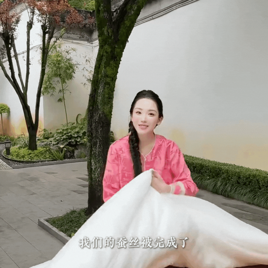 Phú bà ở biệt phủ 1200m2 làm gì lúc rảnh: Mang 5000 con tằm về làm chăn tặng mẹ chồng, chặt tre ngay tại nhà làm giấy tặng chồng, bảo sao được yêu chiều đến thế!- Ảnh 17.