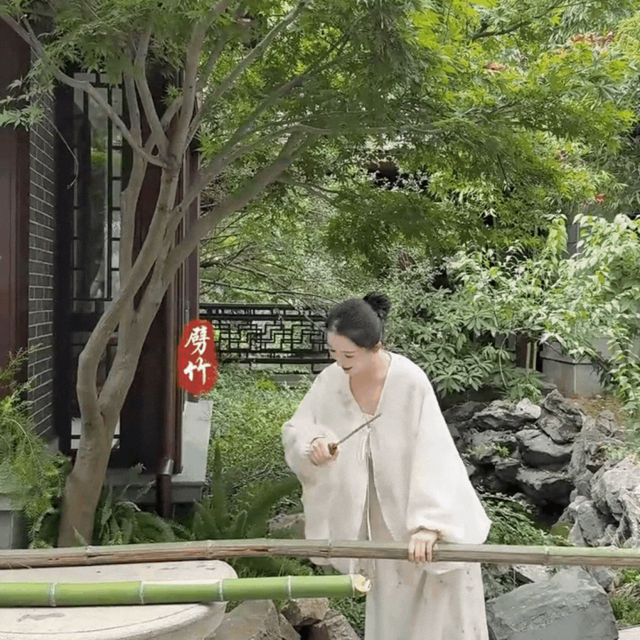 Phú bà ở biệt phủ 1200m2 làm gì lúc rảnh: Mang 5000 con tằm về làm chăn tặng mẹ chồng, chặt tre ngay tại nhà làm giấy tặng chồng, bảo sao được yêu chiều đến thế!- Ảnh 22.