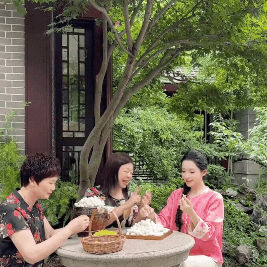 Phú bà ở biệt phủ 1200m2 làm gì lúc rảnh: Mang 5000 con tằm về làm chăn tặng mẹ chồng, chặt tre ngay tại nhà làm giấy tặng chồng, bảo sao được yêu chiều đến thế!- Ảnh 4.