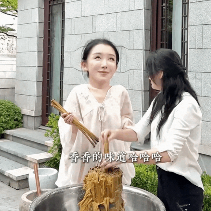 Phú bà ở biệt phủ 1200m2 làm gì lúc rảnh: Mang 5000 con tằm về làm chăn tặng mẹ chồng, chặt tre ngay tại nhà làm giấy tặng chồng, bảo sao được yêu chiều đến thế!- Ảnh 24.