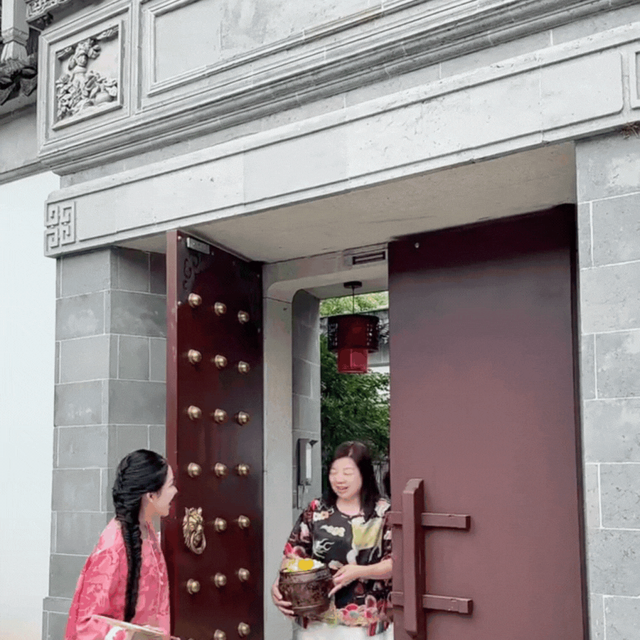 Phú bà ở biệt phủ 1200m2 làm gì lúc rảnh: Mang 5000 con tằm về làm chăn tặng mẹ chồng, chặt tre ngay tại nhà làm giấy tặng chồng, bảo sao được yêu chiều đến thế!- Ảnh 3.