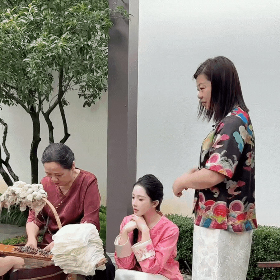 Phú bà ở biệt phủ 1200m2 làm gì lúc rảnh: Mang 5000 con tằm về làm chăn tặng mẹ chồng, chặt tre ngay tại nhà làm giấy tặng chồng, bảo sao được yêu chiều đến thế!- Ảnh 7.