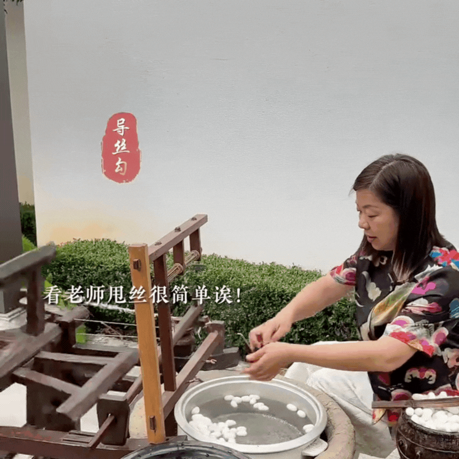 Phú bà ở biệt phủ 1200m2 làm gì lúc rảnh: Mang 5000 con tằm về làm chăn tặng mẹ chồng, chặt tre ngay tại nhà làm giấy tặng chồng, bảo sao được yêu chiều đến thế!- Ảnh 10.