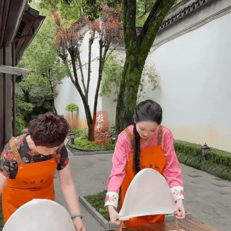 Phú bà ở biệt phủ 1200m2 làm gì lúc rảnh: Mang 5000 con tằm về làm chăn tặng mẹ chồng, chặt tre ngay tại nhà làm giấy tặng chồng, bảo sao được yêu chiều đến thế!- Ảnh 12.