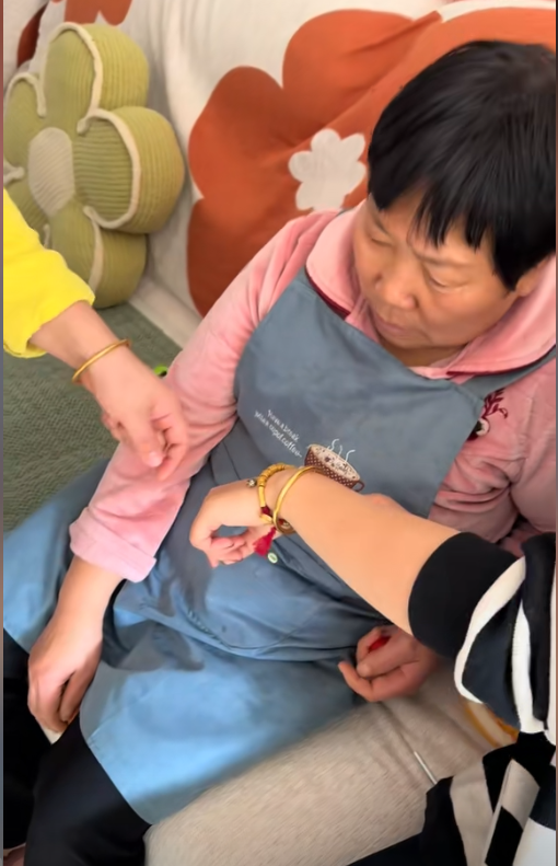 Tích vàng suốt 10 năm, chứng kiến giá tăng từng ngày, người phụ nữ 50 tuổi ở Trung Quốc bỗng bất lực: Tôi thất bại rồi!- Ảnh 2.