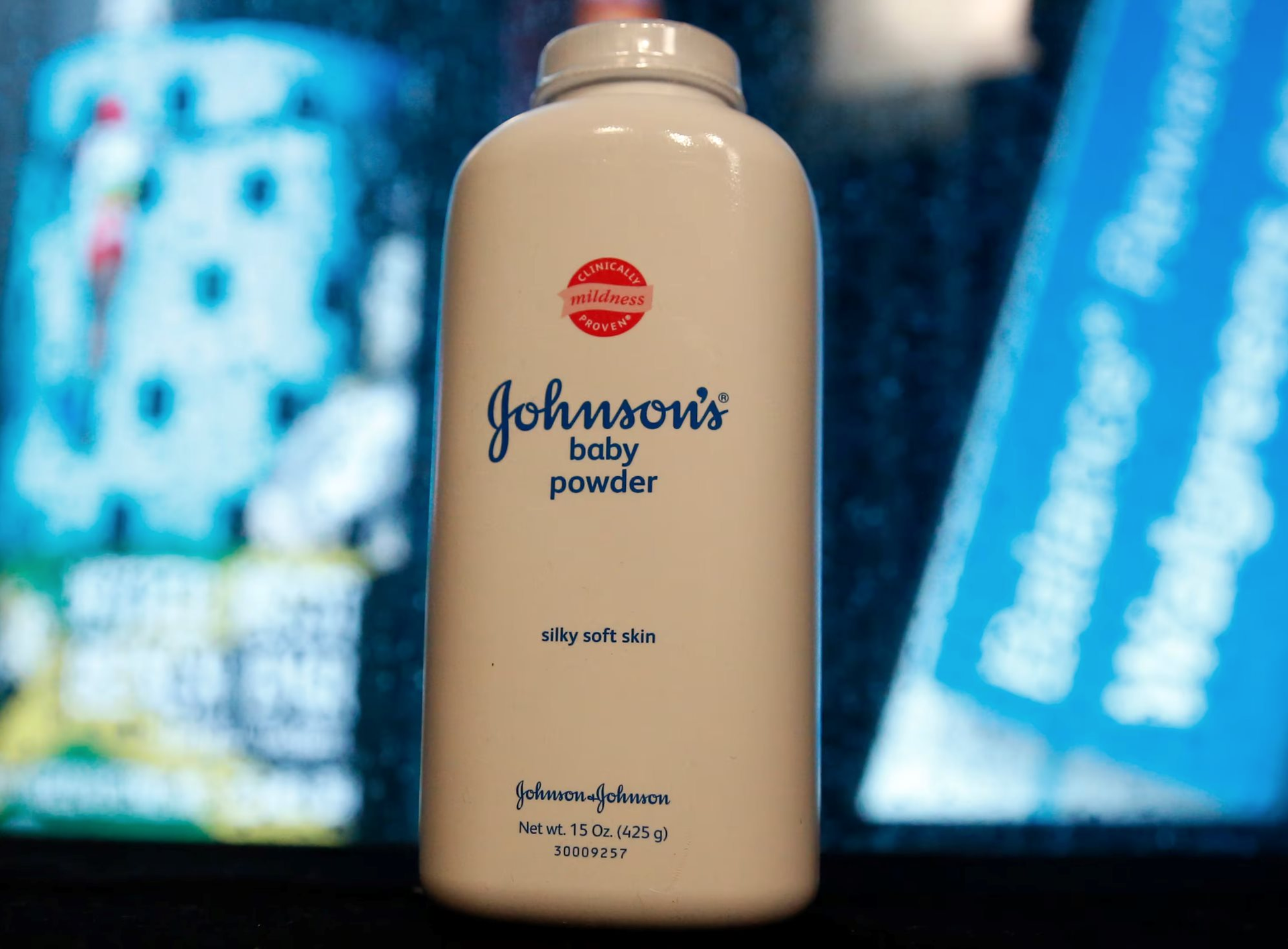 Một sản phẩm bột phấn trẻ em bị cáo buộc khiến người dùng ung thư, Johnson & Johnson phải bồi thường gần 1 tỷ USD- Ảnh 2. Một sản phẩm bột phấn trẻ em bị cáo buộc khiến người dùng ung thư, Johnson & Johnson phải bồi thường gần 1 tỷ USD- Ảnh 2.