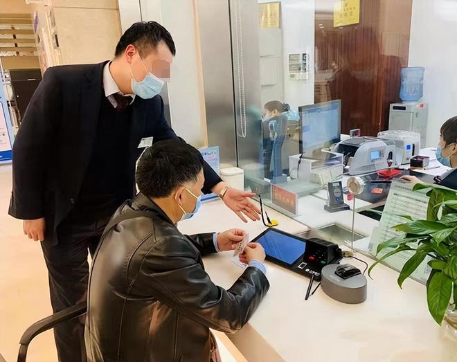 Người đàn ông mang hết 18,5 tỷ đồng tiền đền bù đất đi mua bảo hiểm, 5 năm sau đến rút thì được thông báo: “Đến lúc ông 100 tuổi hãy quay lại”- Ảnh 1. Người đàn ông mang hết 18,5 tỷ đồng tiền đền bù đất đi mua bảo hiểm, 5 năm sau đến rút thì được thông báo: “Đến lúc ông 100 tuổi hãy quay lại”- Ảnh 1.